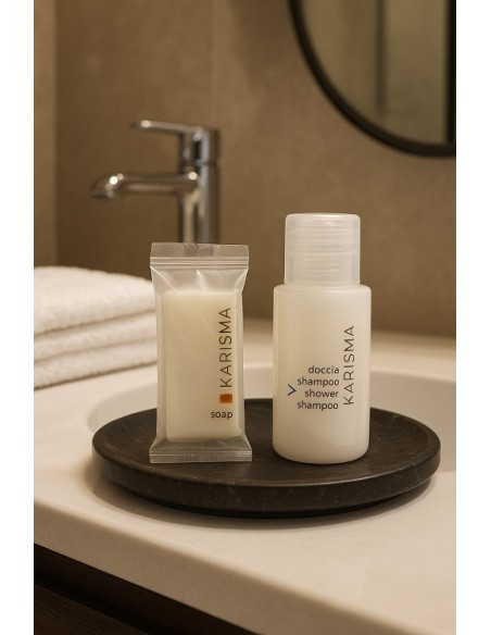 Kit di cortesia Karisma con saponette incartate e shampoo doccia da 20 ml – ideale per hotel e bed & breakfast.